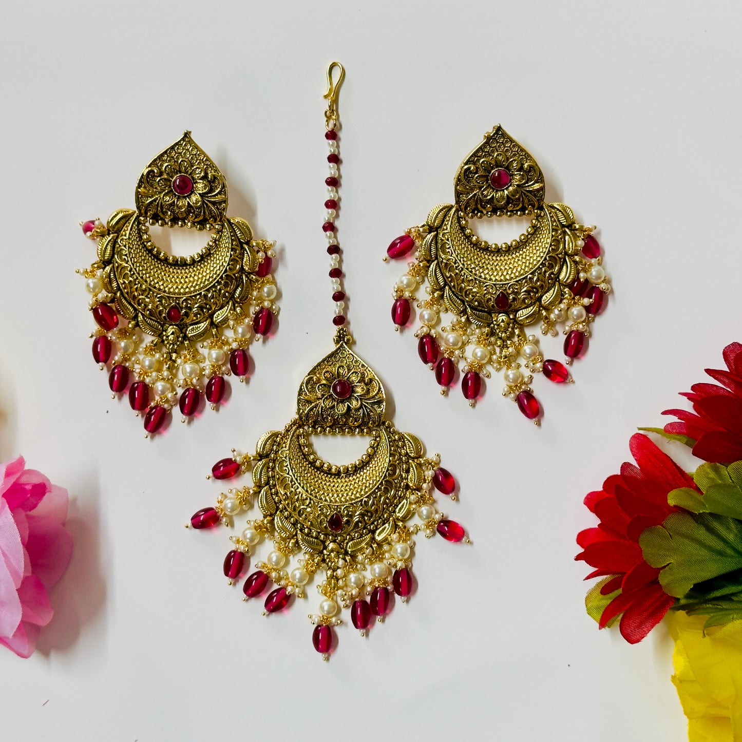 Antique gold plated Earrings with Tikka ph46