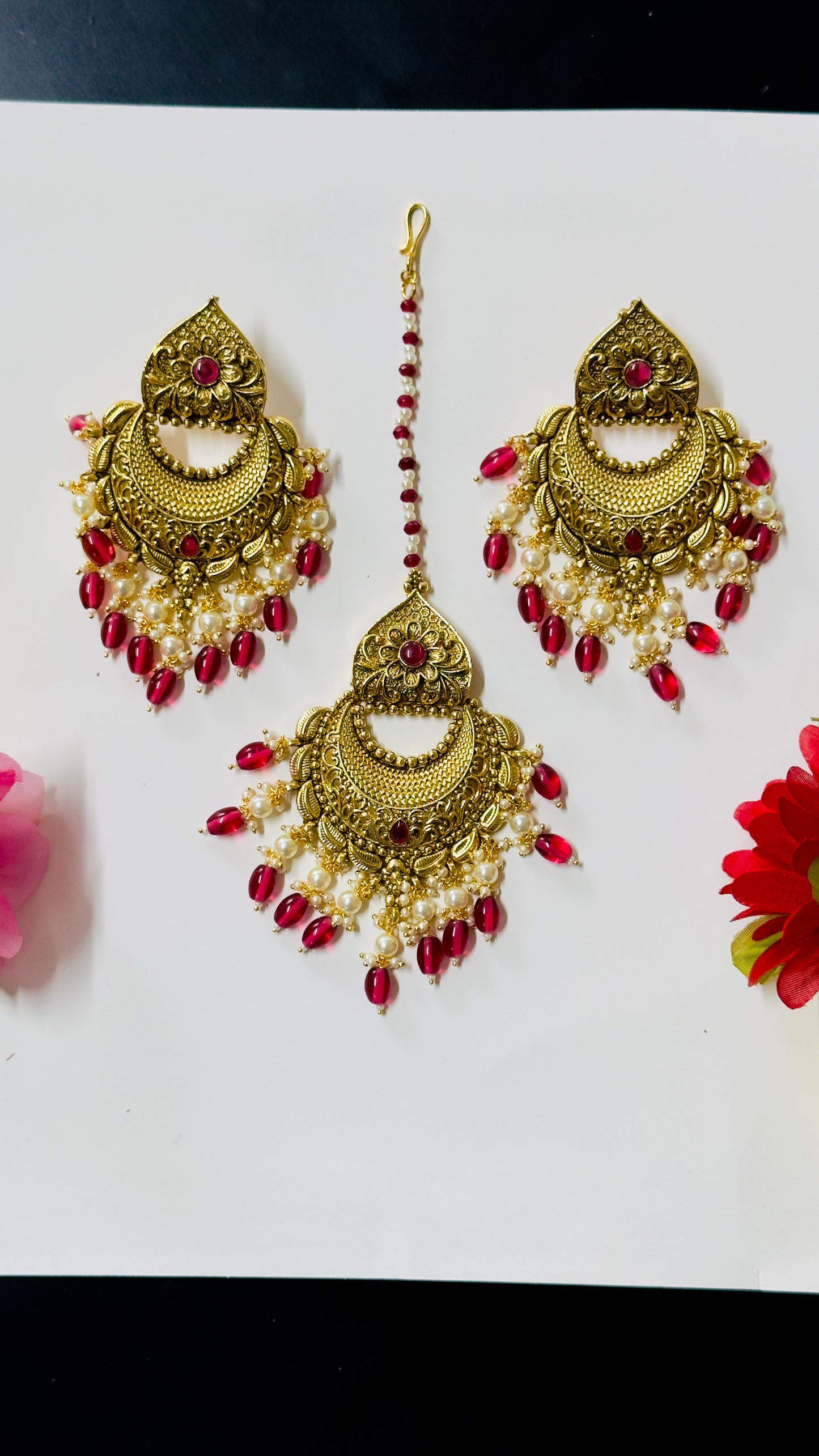 Antique gold plated Earrings with Tikka ph46